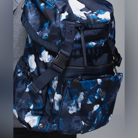 Lululemon Traveling Yogini Rucksack - Picture 5 of 16